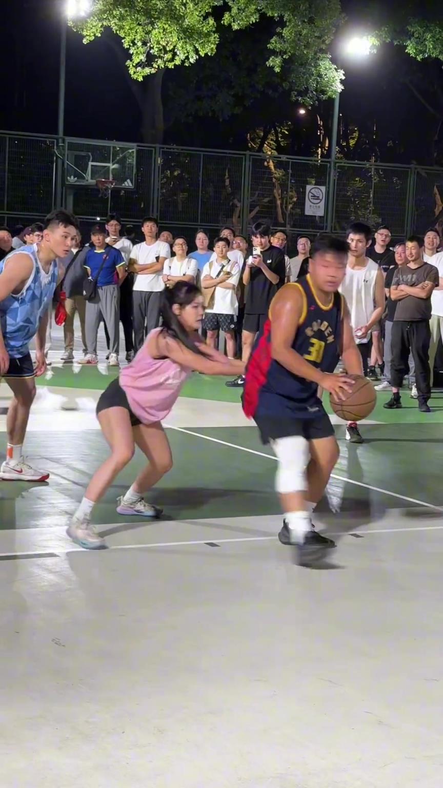 這哥們看見防自己的是女生，一個勁背打，球也不傳了